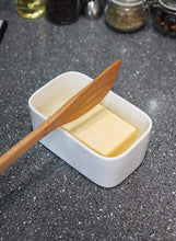 將圖片載入圖庫檢視器 Sweese 324.101 Large Butter Dish with Knife - Airtight Butter Keeper Holds Up to 2 Sticks of Butter - Porcelain Container with Beech Wooden Lid, White
